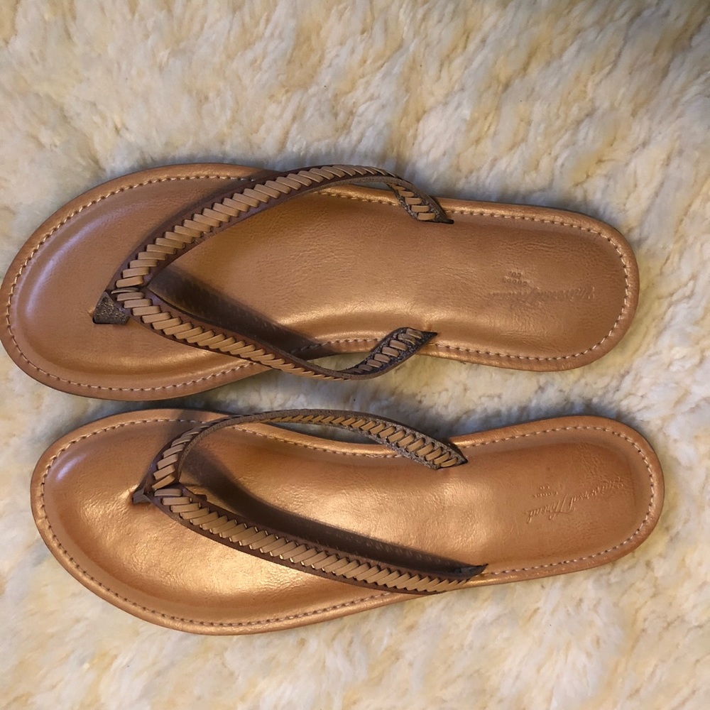 Universal Thread Leather Flip-flops
